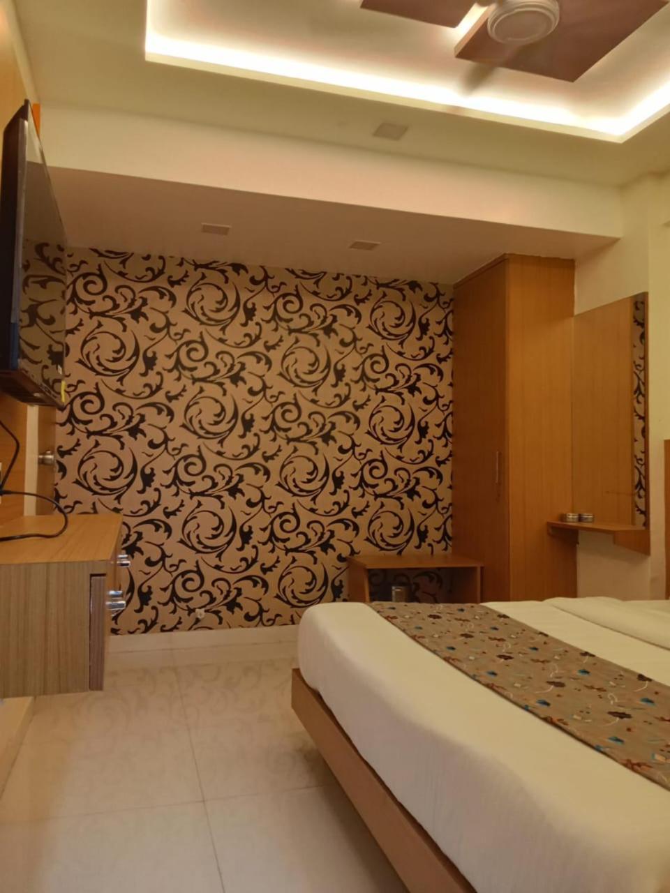 Hotel Exotic อาเมดาบัด ภายนอก รูปภาพ