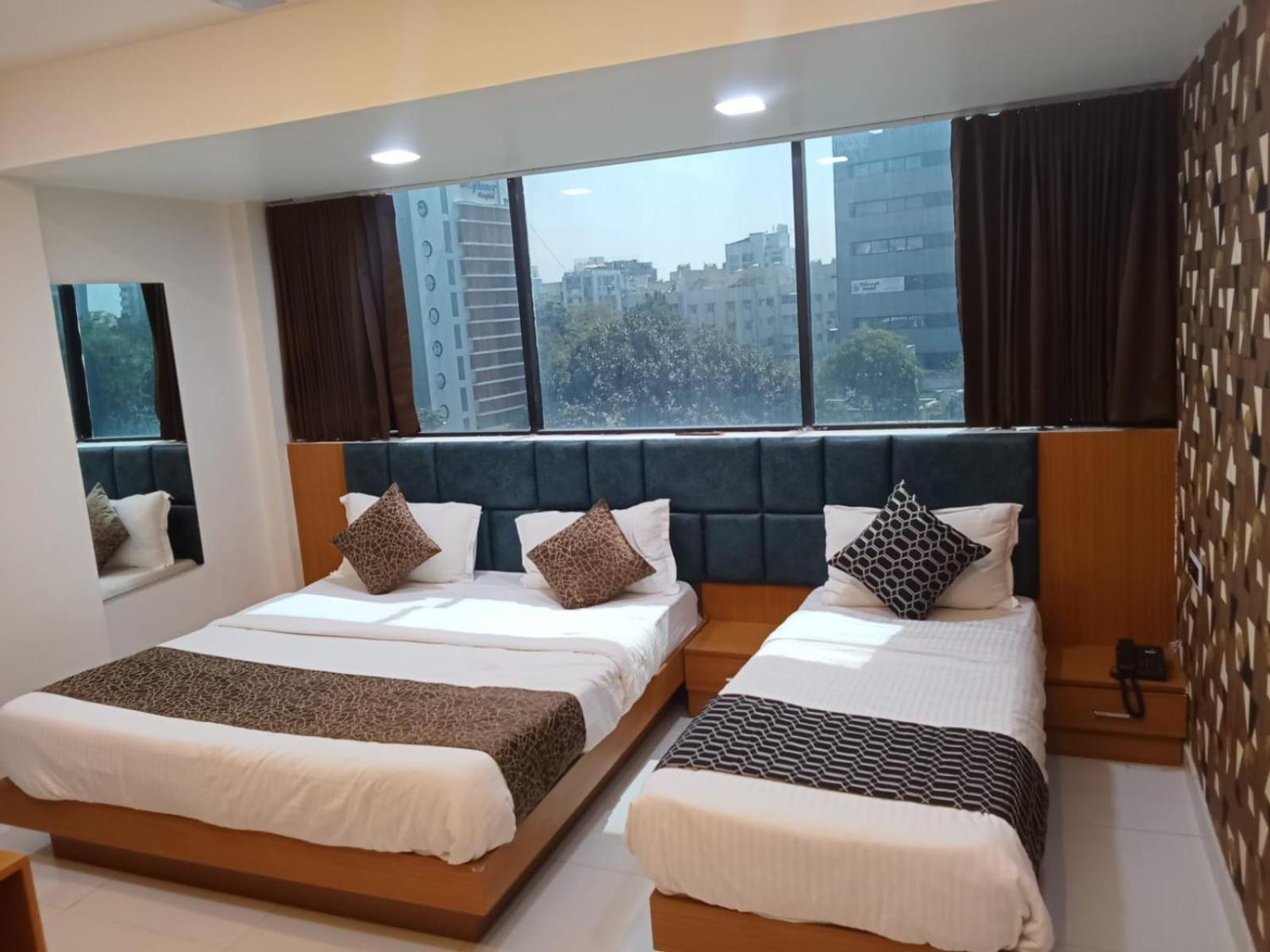 Hotel Exotic อาเมดาบัด ภายนอก รูปภาพ