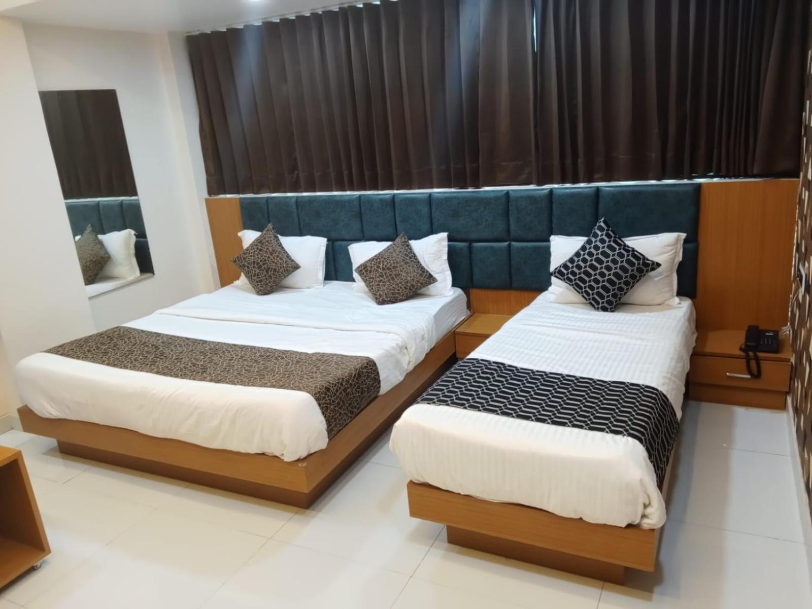 Hotel Exotic อาเมดาบัด ภายนอก รูปภาพ