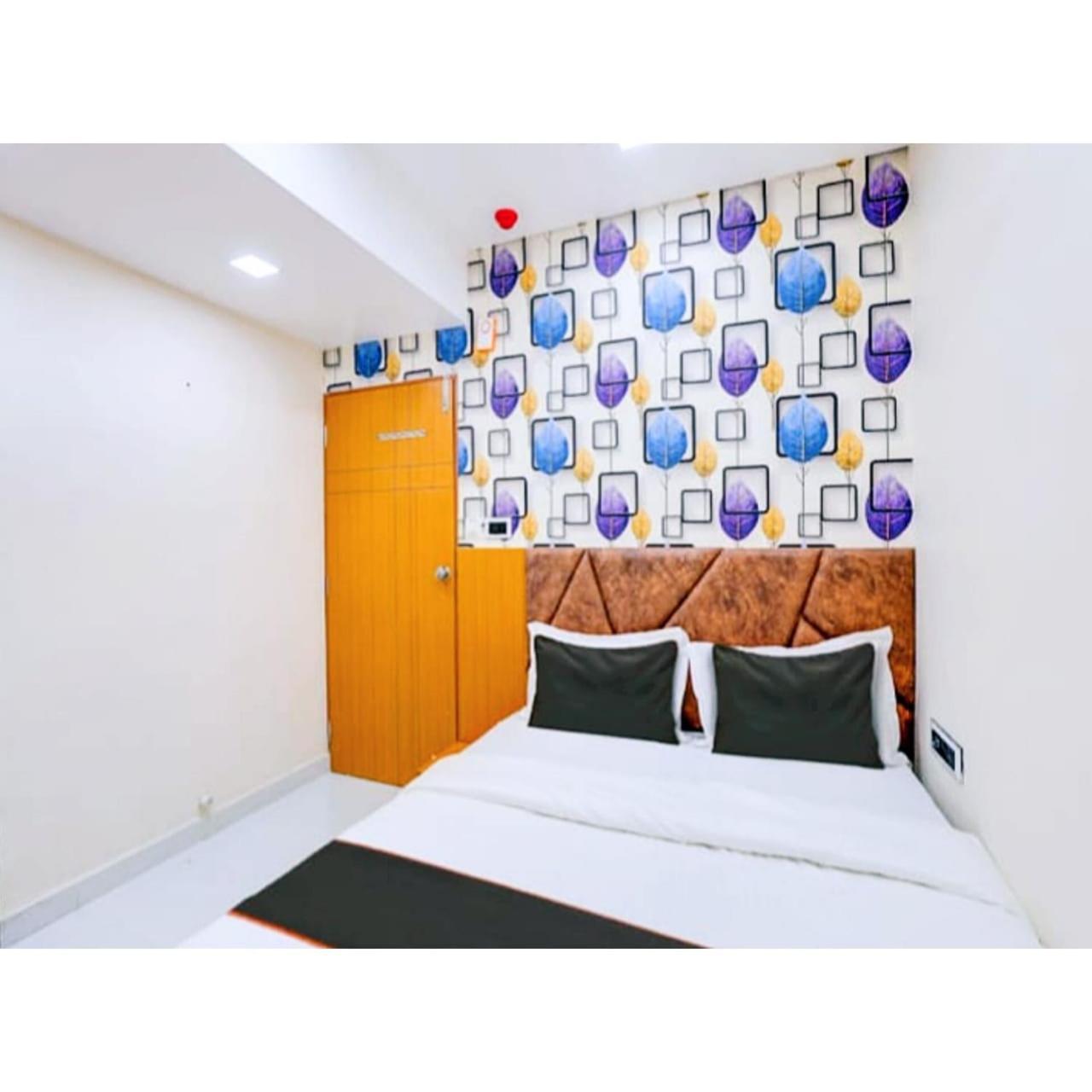 Hotel Exotic อาเมดาบัด ภายนอก รูปภาพ