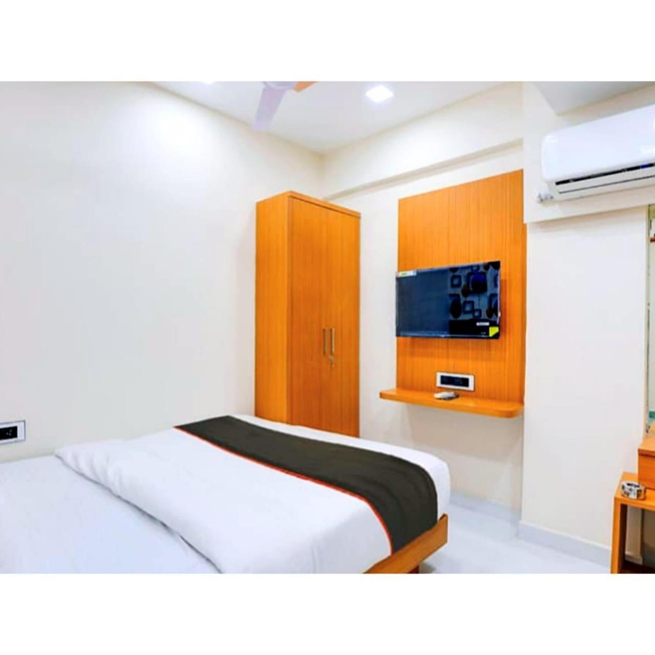 Hotel Exotic อาเมดาบัด ภายนอก รูปภาพ