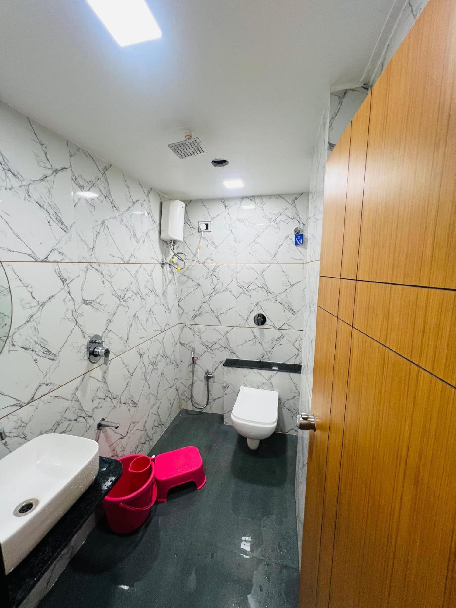 Hotel Exotic อาเมดาบัด ภายนอก รูปภาพ
