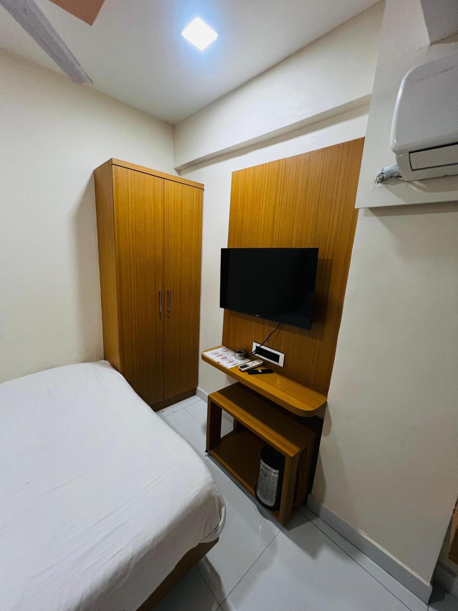 Hotel Exotic อาเมดาบัด ภายนอก รูปภาพ