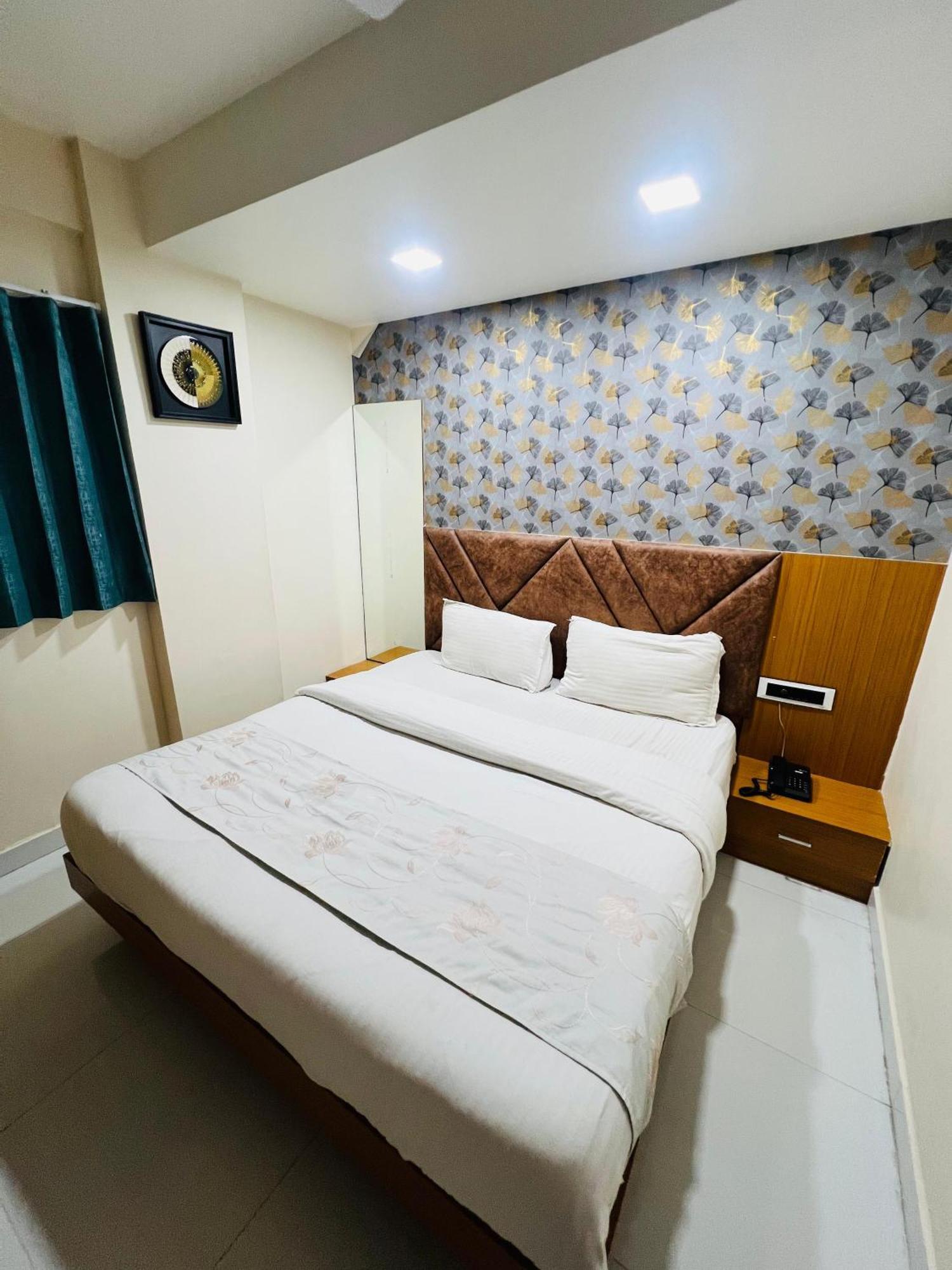 Hotel Exotic อาเมดาบัด ภายนอก รูปภาพ