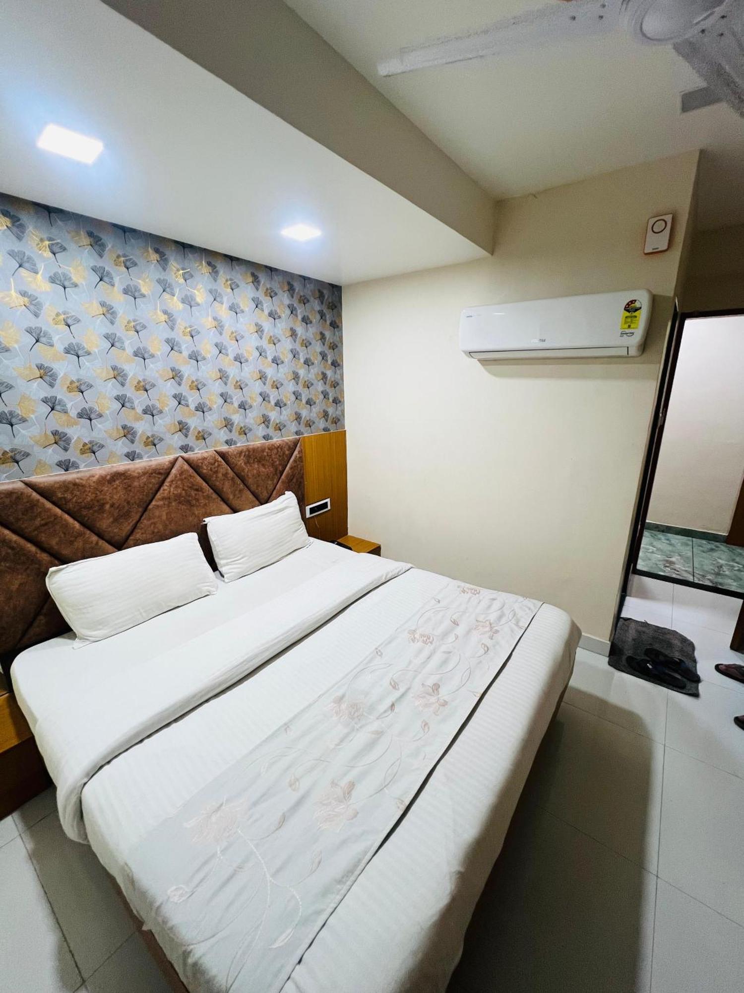 Hotel Exotic อาเมดาบัด ภายนอก รูปภาพ