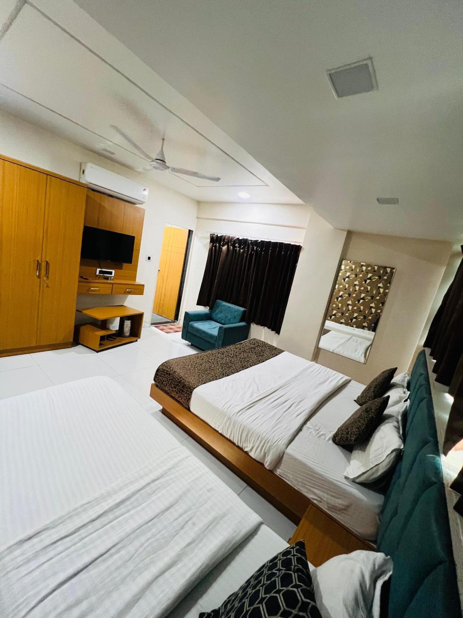 Hotel Exotic อาเมดาบัด ภายนอก รูปภาพ