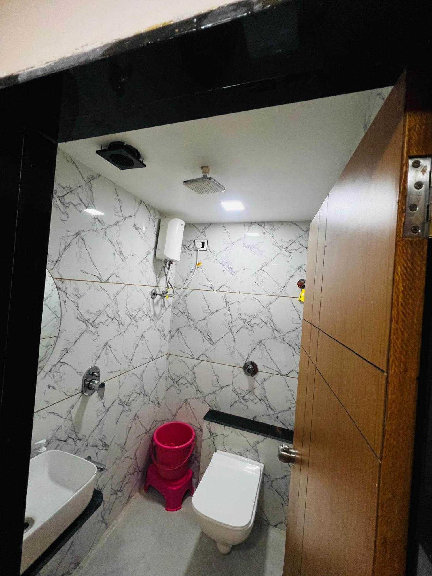 Hotel Exotic อาเมดาบัด ภายนอก รูปภาพ