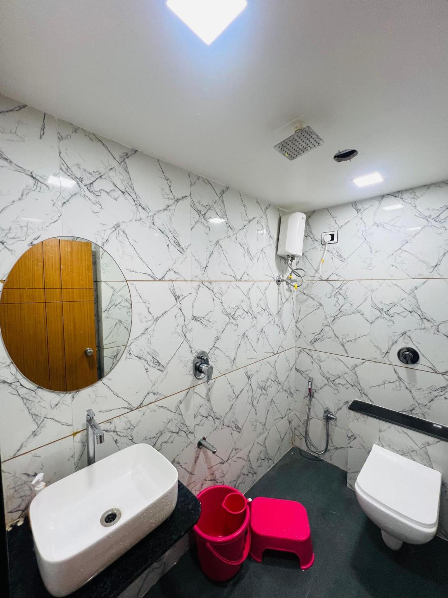 Hotel Exotic อาเมดาบัด ภายนอก รูปภาพ