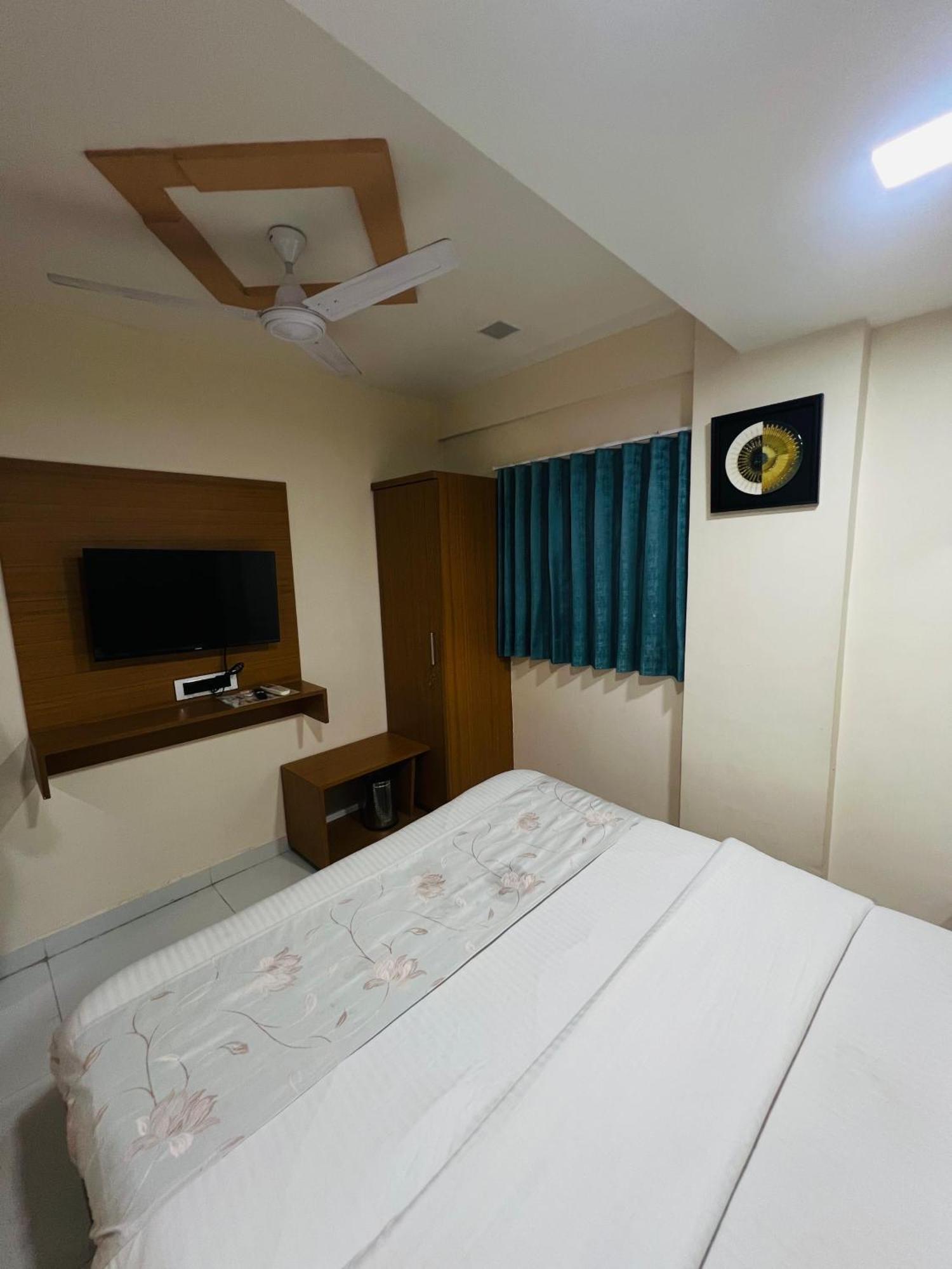 Hotel Exotic อาเมดาบัด ภายนอก รูปภาพ