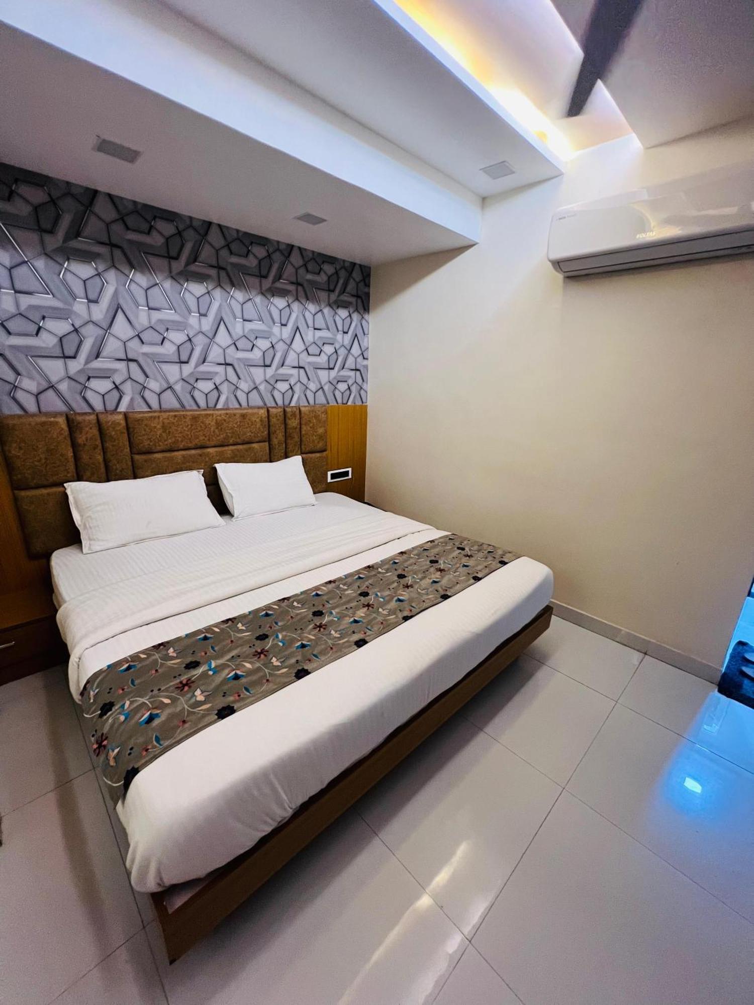 Hotel Exotic อาเมดาบัด ภายนอก รูปภาพ