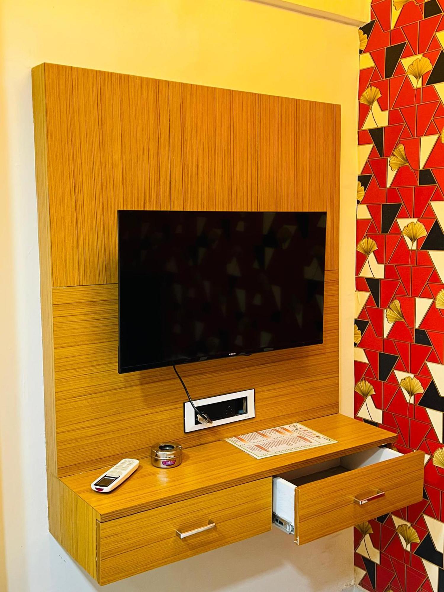 Hotel Exotic อาเมดาบัด ภายนอก รูปภาพ